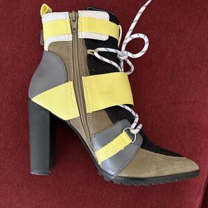 🆕️ Steve Madden Mesh Illusion Booties. Excellent condition. 4” block heel.